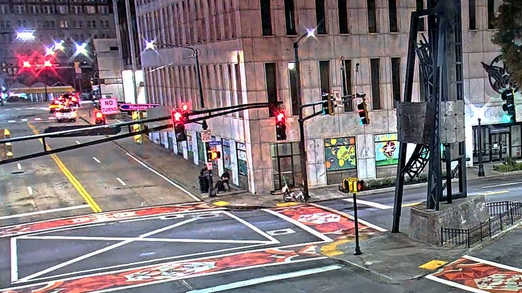 Police searching for suspects after man robbed and attacked in downtown Atlanta — Peachtree City Business news